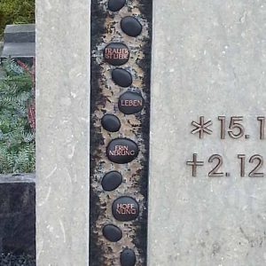 Einzelgräber von Petry Steinmetzbetrieb