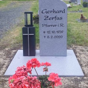 Wiesengräber von Petry Steinmetzbetrieb